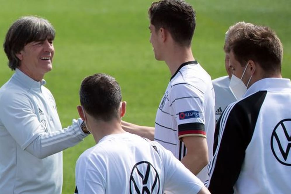 Bundestrainer Joachim Löw (l) und das DFB-Team fiebern dem WM-Auftakt gegen Frankreich entgegen.