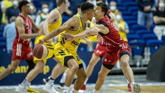 Alba-Profi Maodo Lo (l) und Bayerns Vladimir Lucic stehen sich am Samstag in München im dritten Finalspiel gegenüber. Alba-Profi Maodo Lo (l) und Bayerns Vladimir Lucic stehen sich am Samstag in München im dritten Finalspiel gegenüber.