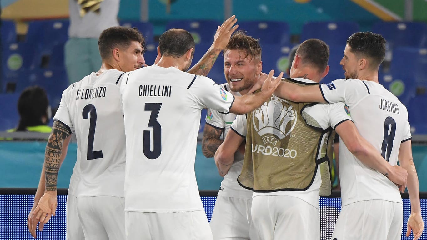 Pure Freude: Das italienische Team feiert Ciro Immobile (M.) nach seinem Treffer zum zwischenzeitlichen 2:0 gegen die Türkei.