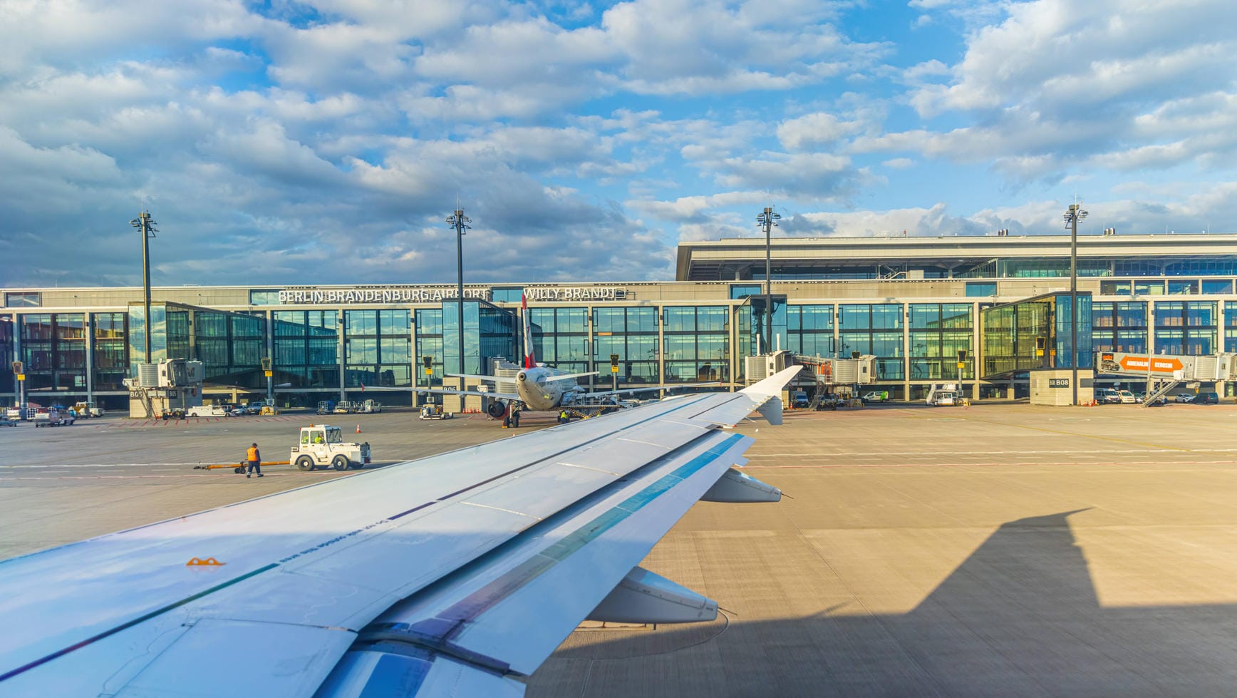 Blick auf den Flughafen Berlin Brandenburg BER: Dort kommen wieder mehr Passagiere.