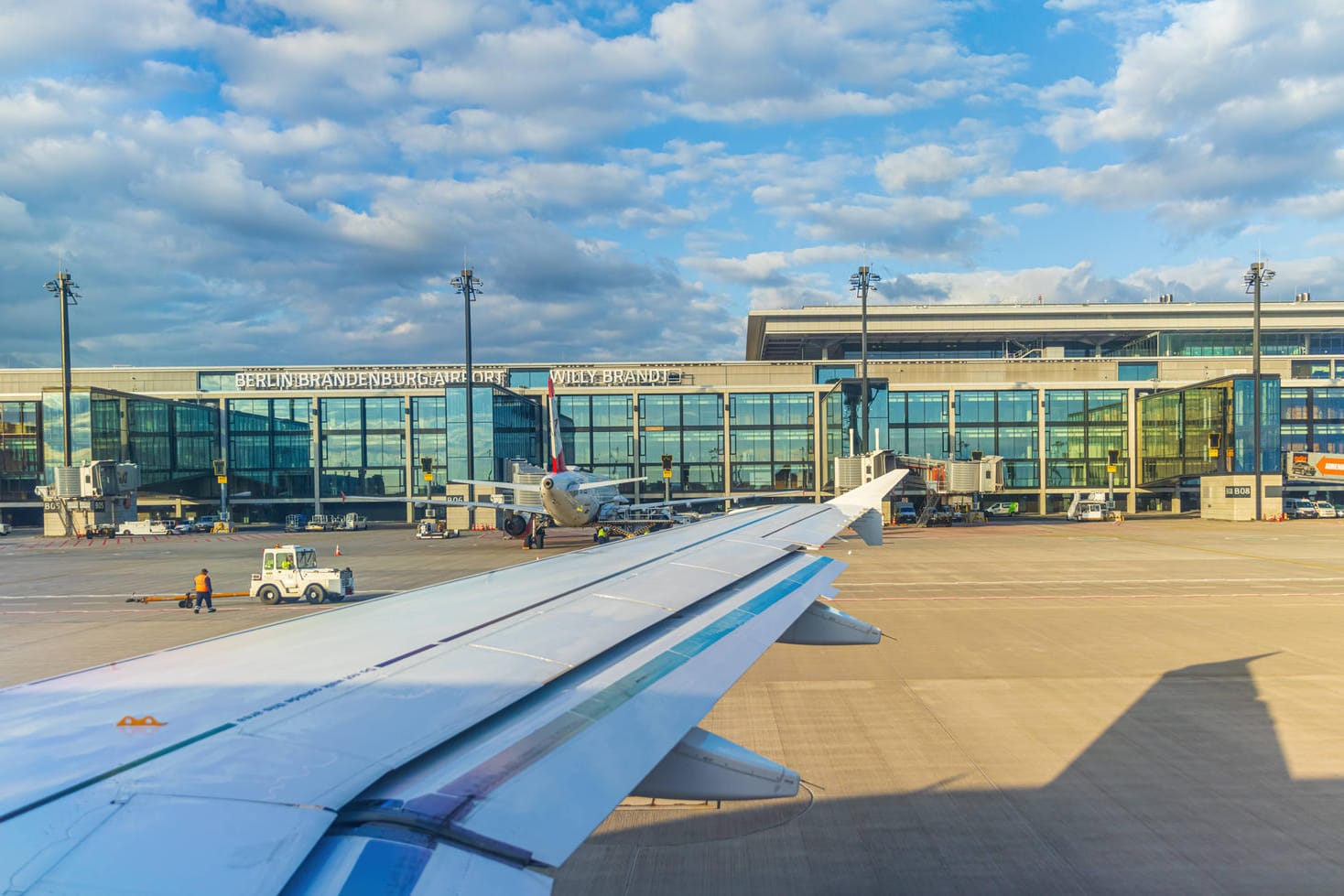 Blick auf den Flughafen Berlin Brandenburg BER: Dort kommen wieder mehr Passagiere.