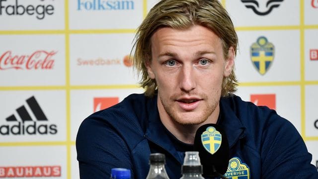 Schweden-Star Emil Forsberg bei der Pressekonferenz seines Teams.