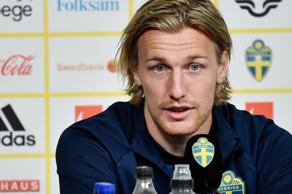 Schweden-Star Emil Forsberg bei der Pressekonferenz seines Teams.