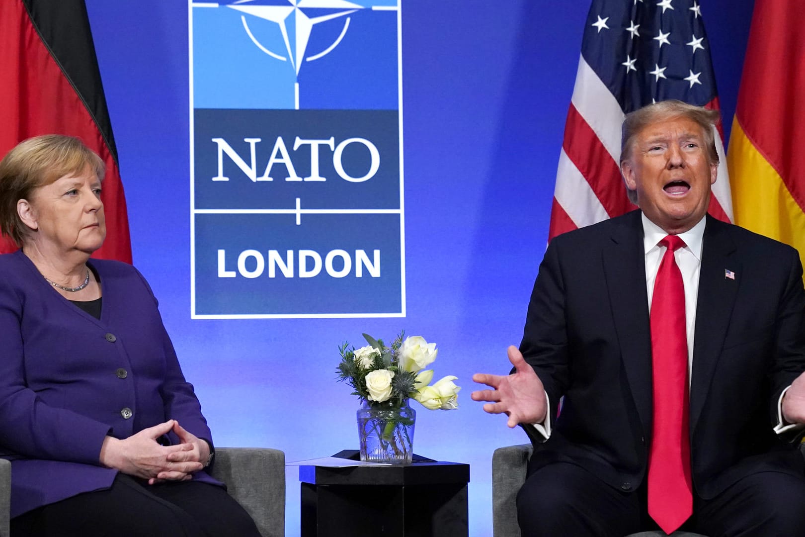 Donald Trump und Angela Merkel beim Nato-Gipfel 2019 in Wales: Trump hatte das Bündnis infrage gestellt.