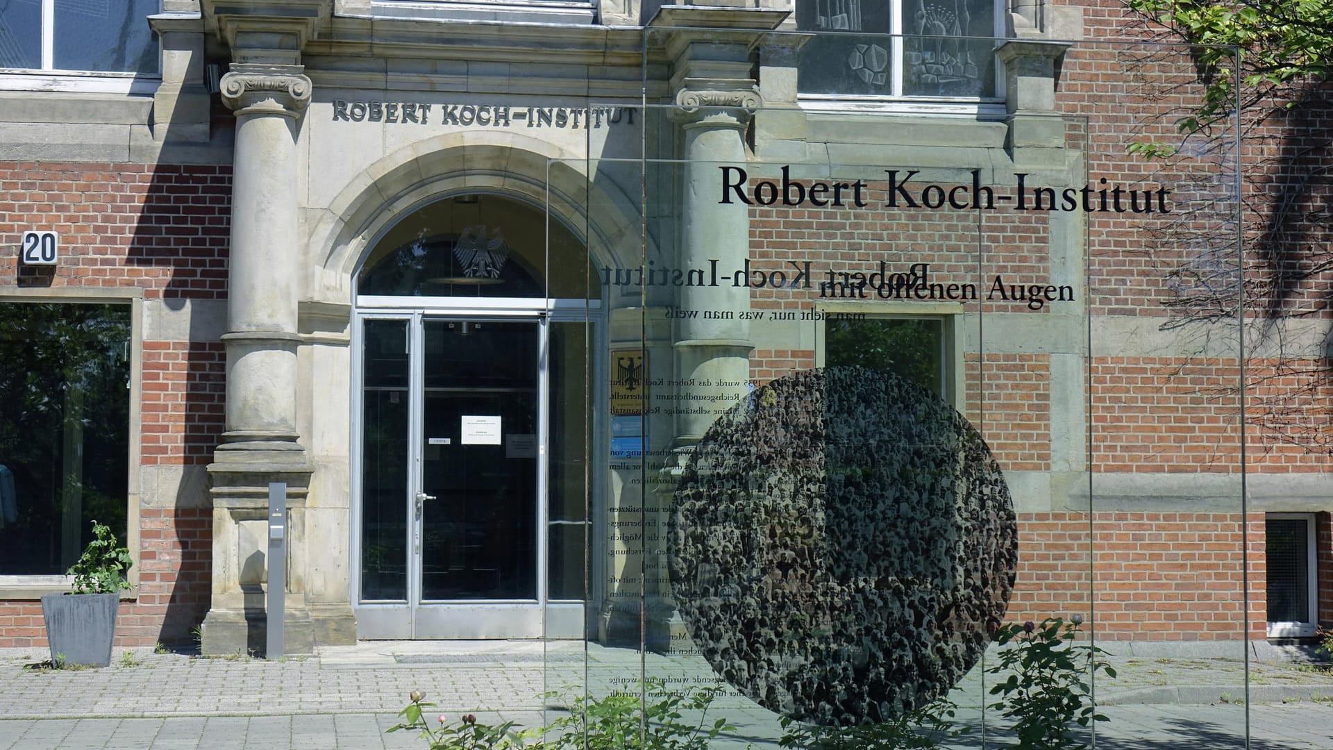 Gebäude des Robert Koch-Instituts: Die neuen Coronafallzahlen machen Hoffnung auf ein Ende der Pandemie.