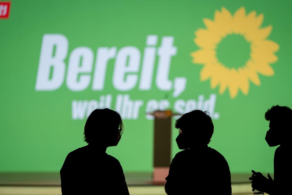 Parteimitglieder nehmen an der Bundesdelegiertenkonferenz von Bündnis 90/Die Grünen teil. Bei dem digitalen Parteitag in Berlin wollen die Grünen ihr Wahlprogramm für die Bundestagswahl im September verabschieden.