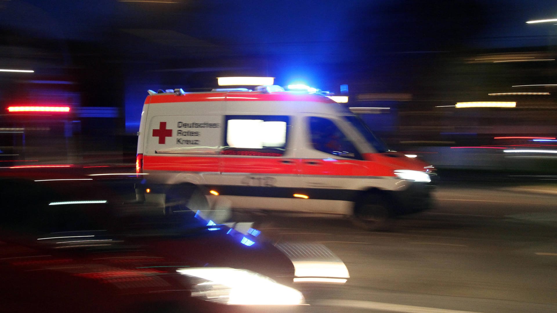 Ein Rettungswagen im Einsatz (Archivbild): In der Nacht ist ein Krankenwagen in Leipzig attackiert worden.