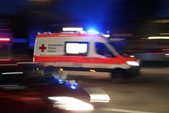 Ein Rettungswagen im Einsatz (Archivbild): In der Nacht ist ein Krankenwagen in Leipzig attackiert worden.