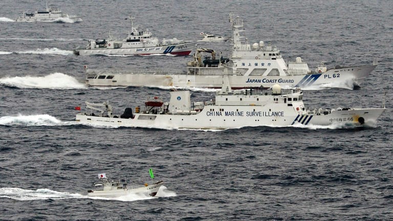 Chinesisches Marine-Überwachungsschiff und ein Schiff der japanischen Küstenwache: Um die Senkaku-Inseln gibt es zwischen Japan und China Streit.