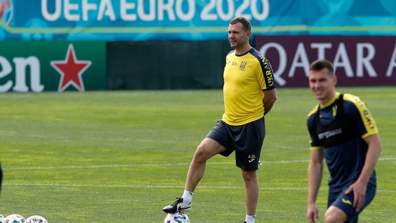 Trainer Andrej Schewtschenko (l) steht auf dem Platz und verfolgt das Training seiner Mannschaft.