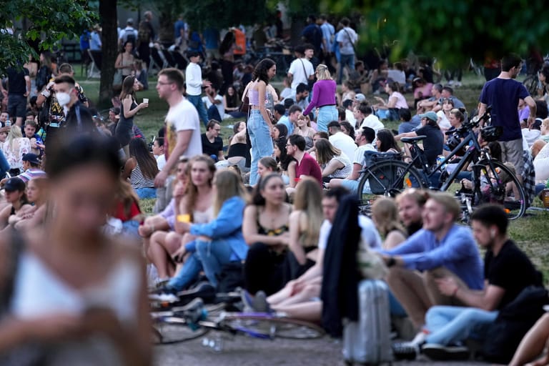 Menschen sitzen am Freitag im Monbijoupark in Berlin-Mitte: Dort musste die Polizei wegen zu vieler Leute im Verlauf des Abends eingreifen.