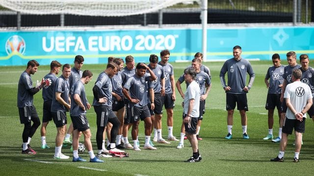Kombination aus angespannter Arbeit und lockeren Übungen: Bundestrainer Joachim Löw (M) leitet das Training seiner Mannschaft. Kombination aus angespannter Arbeit und lockeren Übungen: Bundestrainer Joachim Löw (M) leitet das Training seiner Mannschaft.