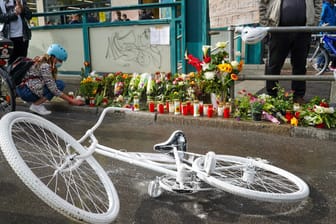 Die Stelle des Unglücks (Archivbild): Eine 37-jährige Radfahrerin ist Ende Mai verstorben, weil sie einem Geldtransporter auf einem Radweg ausweichen musste.