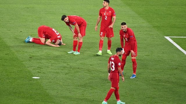 Nach der Niederlage gegen Italien lassen die türkischen Spieler die Köpfe hängen. Nach der Niederlage gegen Italien lassen die türkischen Spieler die Köpfe hängen.