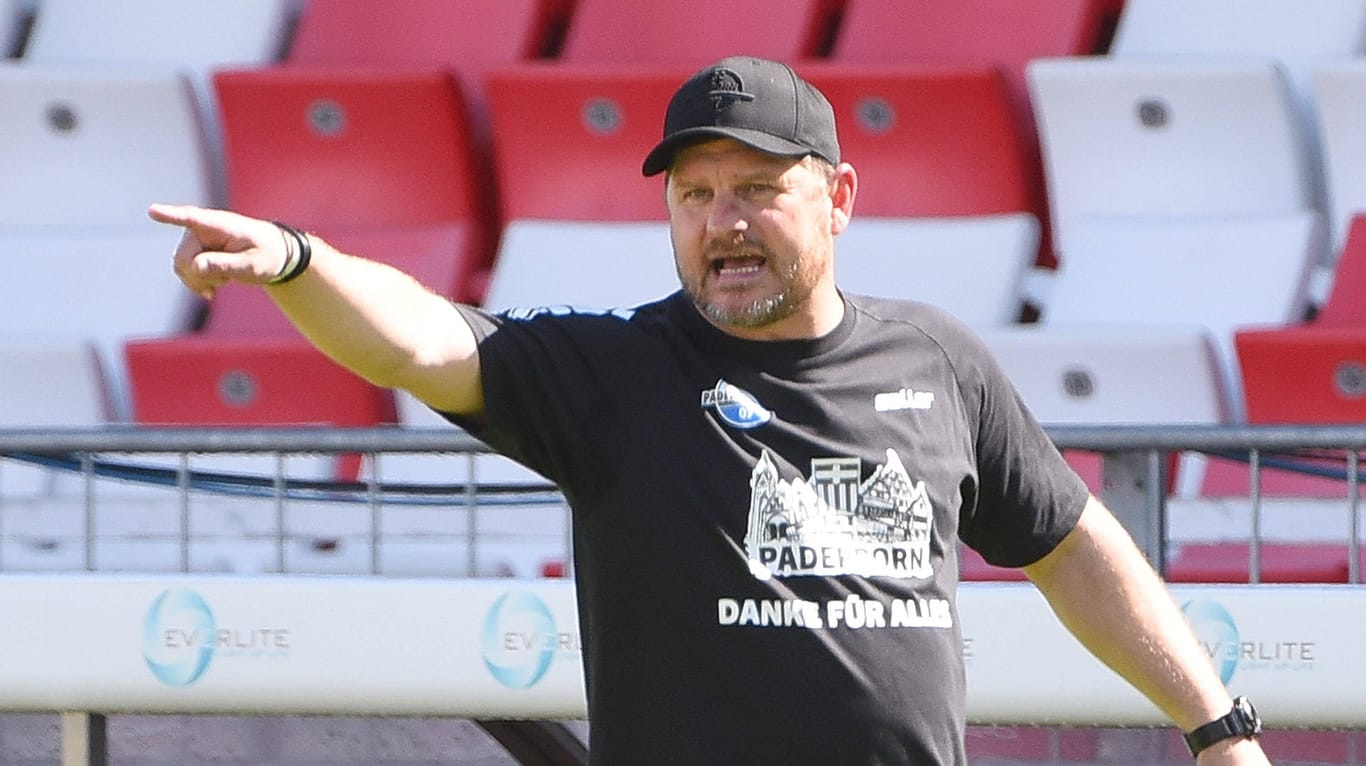 Steffen Baumgart gestikuliert bei einem Spiel des SC Paderborn: Den Trainer sieht man häufig mit T-Shirt am Spielfeldrand.