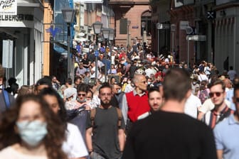 Menschen in einer vollen Fußgängerzone: War es das jetzt mit der Corona-Pandemie?