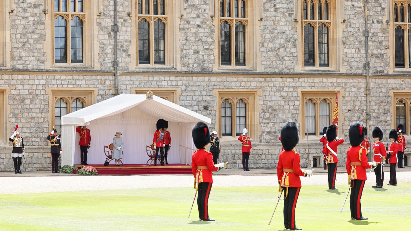 Die Queen schaut sich die "Trooping the Colour"-Parade auf Schloss Windsor an.