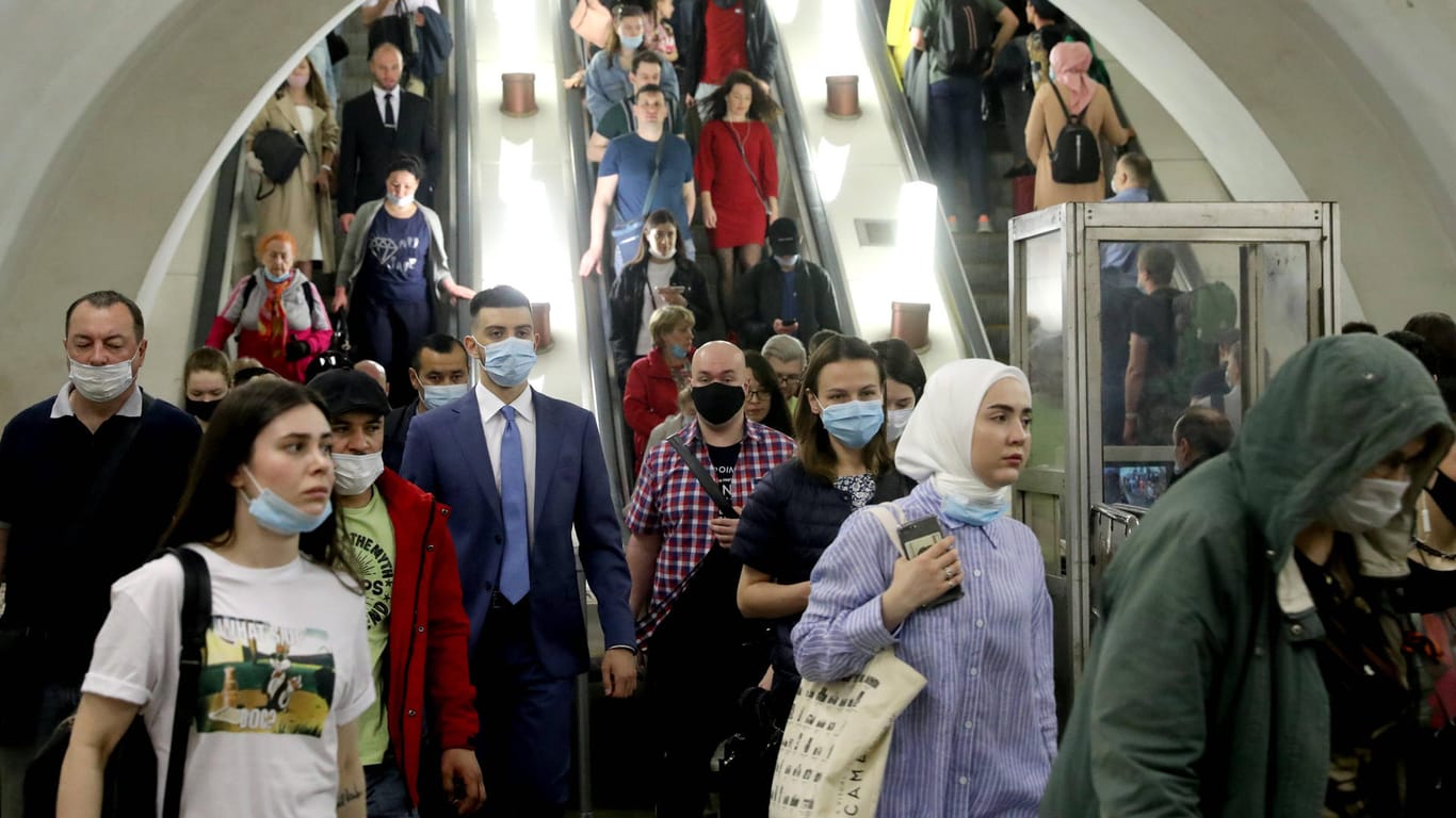 Moskauer U-Bahn-Station im Mai 2021: Kaum jemand hält Abstand oder trägt eine Schutzmaske.