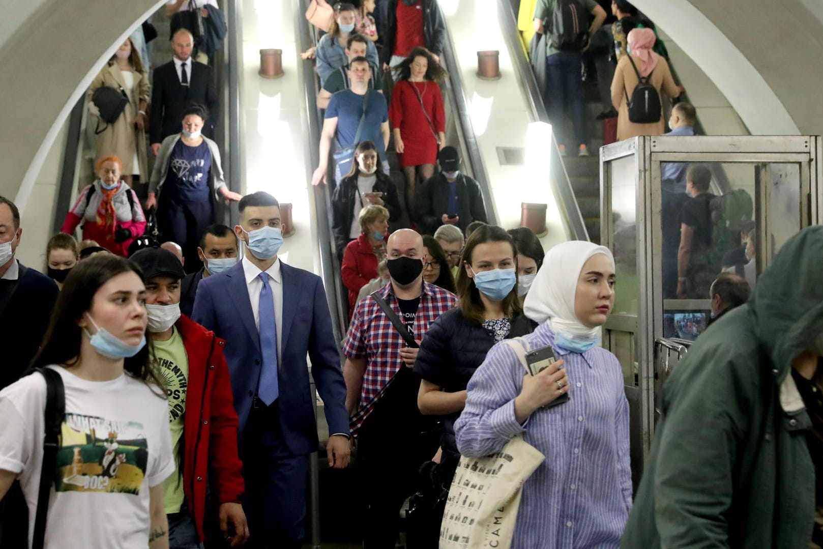 Moskauer U-Bahn-Station im Mai 2021: Kaum jemand hält Abstand oder trägt eine Schutzmaske.