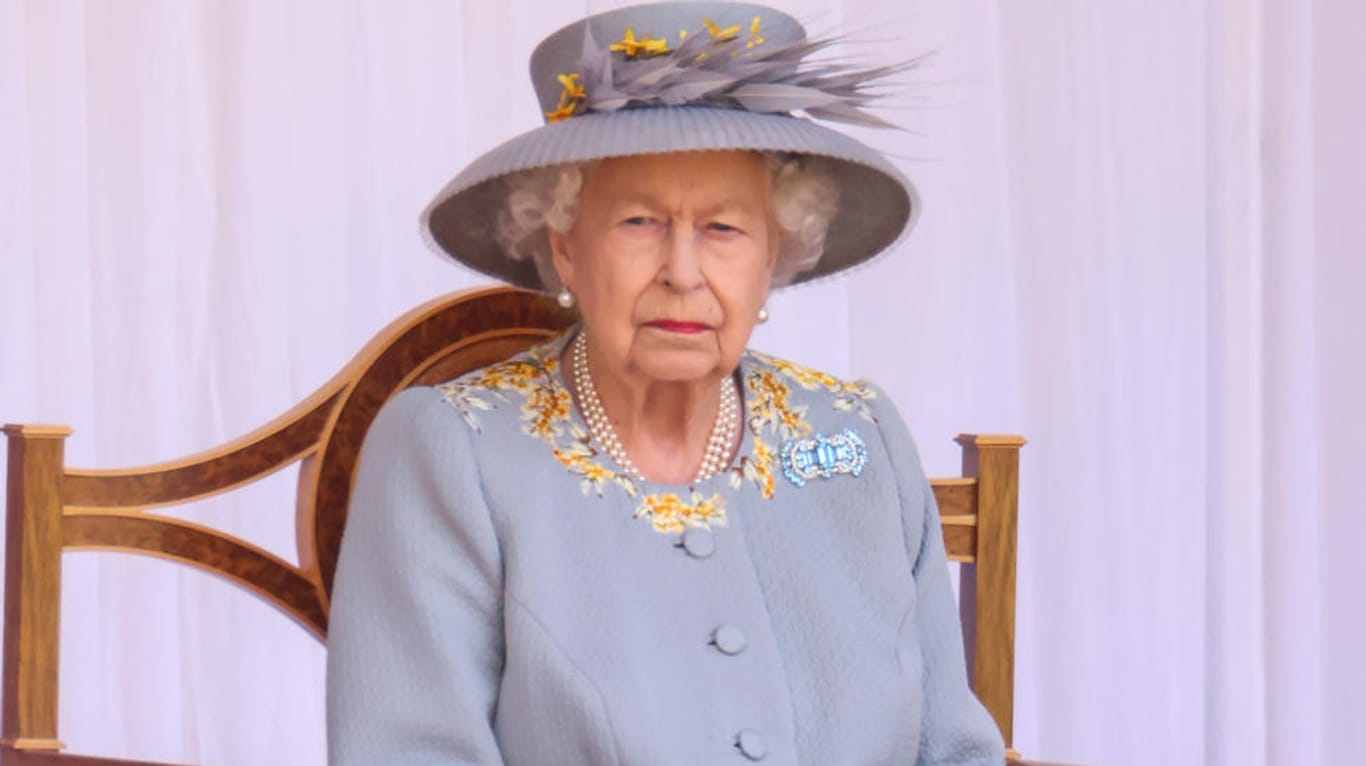 Queen Elizabeth II.: Die britische Königin saß bei der "Trooping the Colour"-Parade allein.
