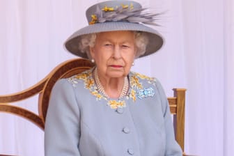 Queen Elizabeth II.: Die britische Königin saß bei der "Trooping the Colour"-Parade allein.