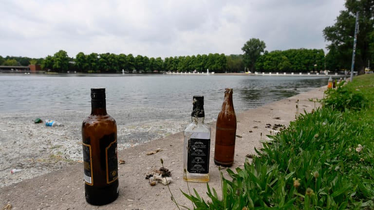 Leere Flaschen sind die letzten Überreste einer Party am Aachener Weiher: Eine Open-Air-Party in Köln mit rund 1.000 Teilnehmern ist in der Nacht zu Samstag aufgelöst worden.