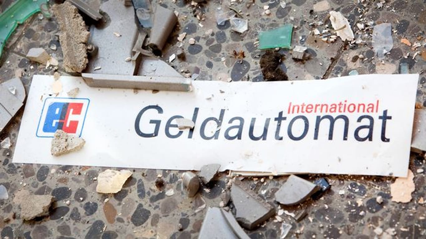 Splitter und ein Schild mit der Aufschrift "Geldautomat" liegen auf dem Boden (Symbolbild): In Hannover haben Unbekannte einen Geldautomaten gesprengt.