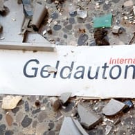 Splitter und ein Schild mit der Aufschrift "Geldautomat" liegen auf dem Boden (Symbolbild): In Hannover haben Unbekannte einen Geldautomaten gesprengt.