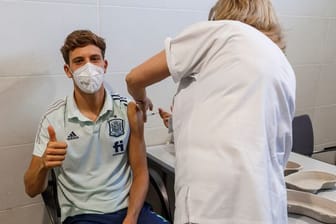 Der spanische Nationalspieler Marcos Llorente wird gegen das Coronavirus geimpft.