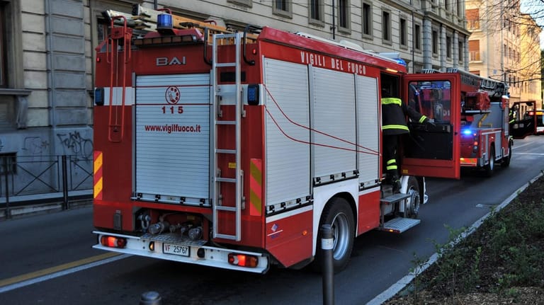 Feuerwehr in Italien (Symbolbild): Zur Frage, warum und wie der Junge die Baustelle betrat, machten die Einsatzkräfte zunächst keine Angaben.