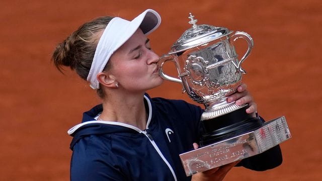 Barbora Krejcikova küsst die Trophäe für den French-Open-Sieg.