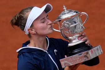 Barbora Krejcikova küsst die Trophäe für den French-Open-Sieg.