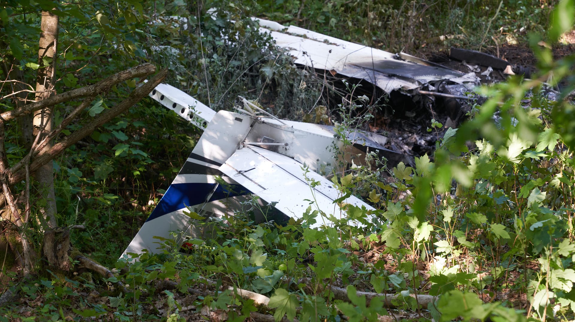 Das Flugzeugwrack nach dem Absturz: Das Unglück ereignete sich im Bereich des Segelflugplatzes in Montabaur im Westerwaldkreis.