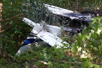Das Flugzeugwrack nach dem Absturz: Das Unglück ereignete sich im Bereich des Segelflugplatzes in Montabaur im Westerwaldkreis.