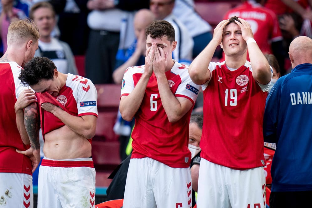 Dänemarks Spieler stehen nach dem Zusammenbruch von Christian Eriksen unter Schock.