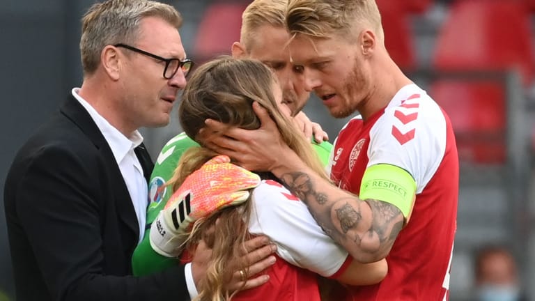 Nach Eriksens Zusammenbruch: Simon Kjaer und Kasper Schmeichel kümmern sich um seine Freundin.