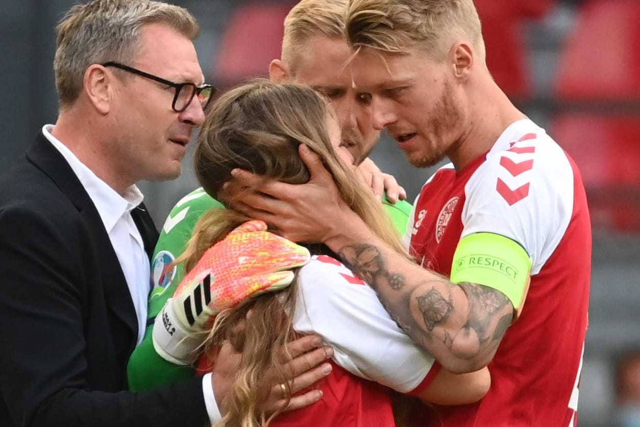 Nach Eriksens Zusammenbruch: Simon Kjaer und Kasper Schmeichel kümmern sich um seine Freundin.