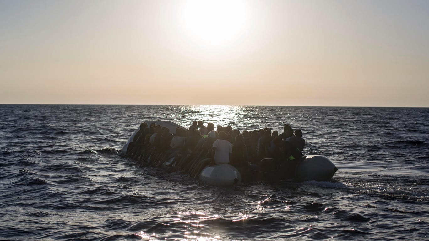 Überfülltes Schlauchboot mit Migranten (Archivbild): Vor der libyschen Küste sind erneut Flüchtlinge in Seenot geraten.