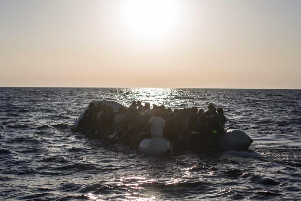 Überfülltes Schlauchboot mit Migranten (Archivbild): Vor der libyschen Küste sind erneut Flüchtlinge in Seenot geraten.