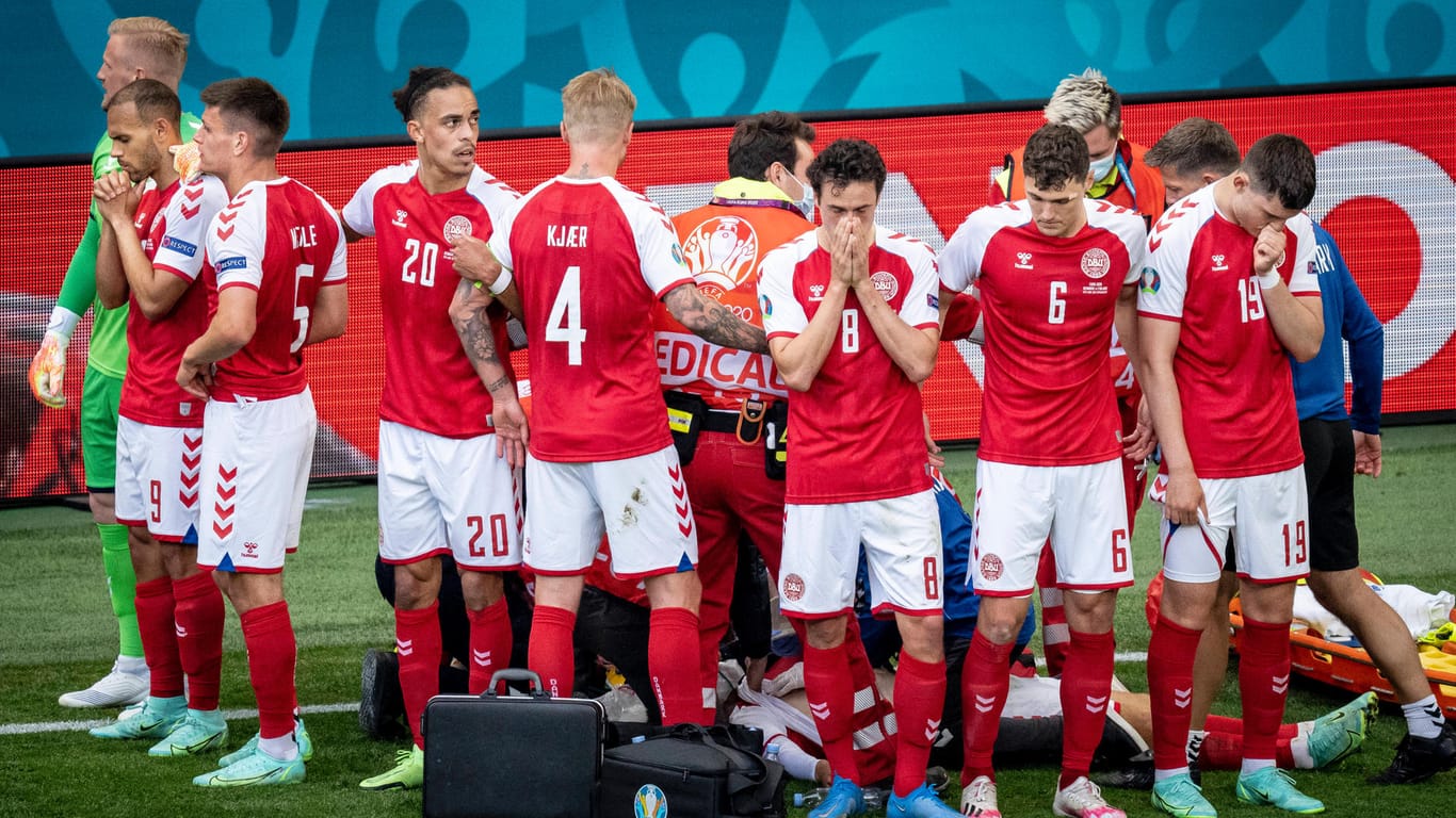 Die Mitspieler voller Sorge: Dänemark bangte minutenlang um das Leben von Christian Eriksen.