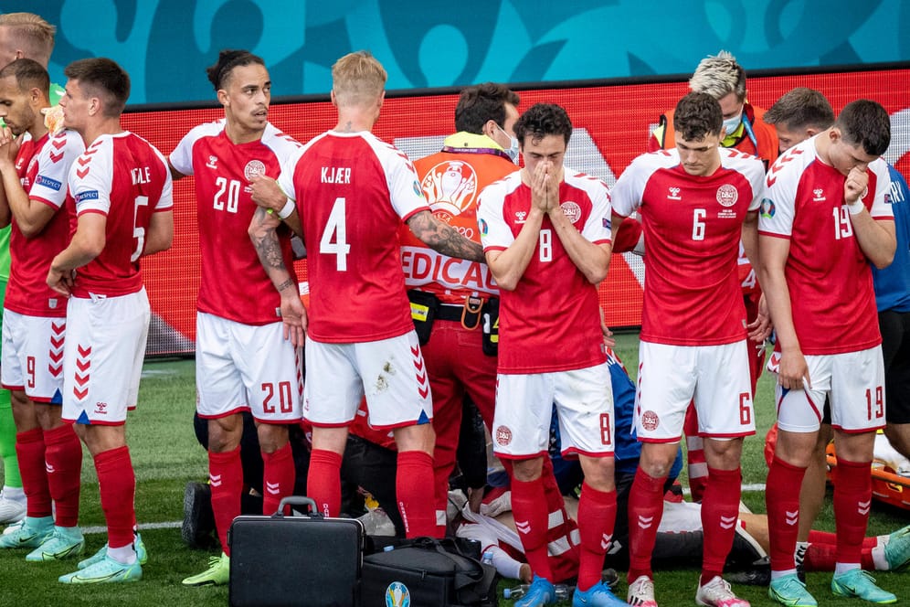 Die Mitspieler voller Sorge: Dänemark bangte minutenlang um das Leben von Christian Eriksen.