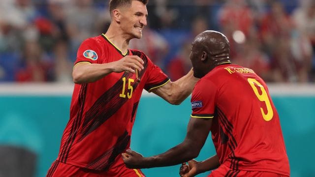 Belgien setzte sich dank Toren von Thomas Meunier (l) und Romelu Lukaku gegen Russland durch.