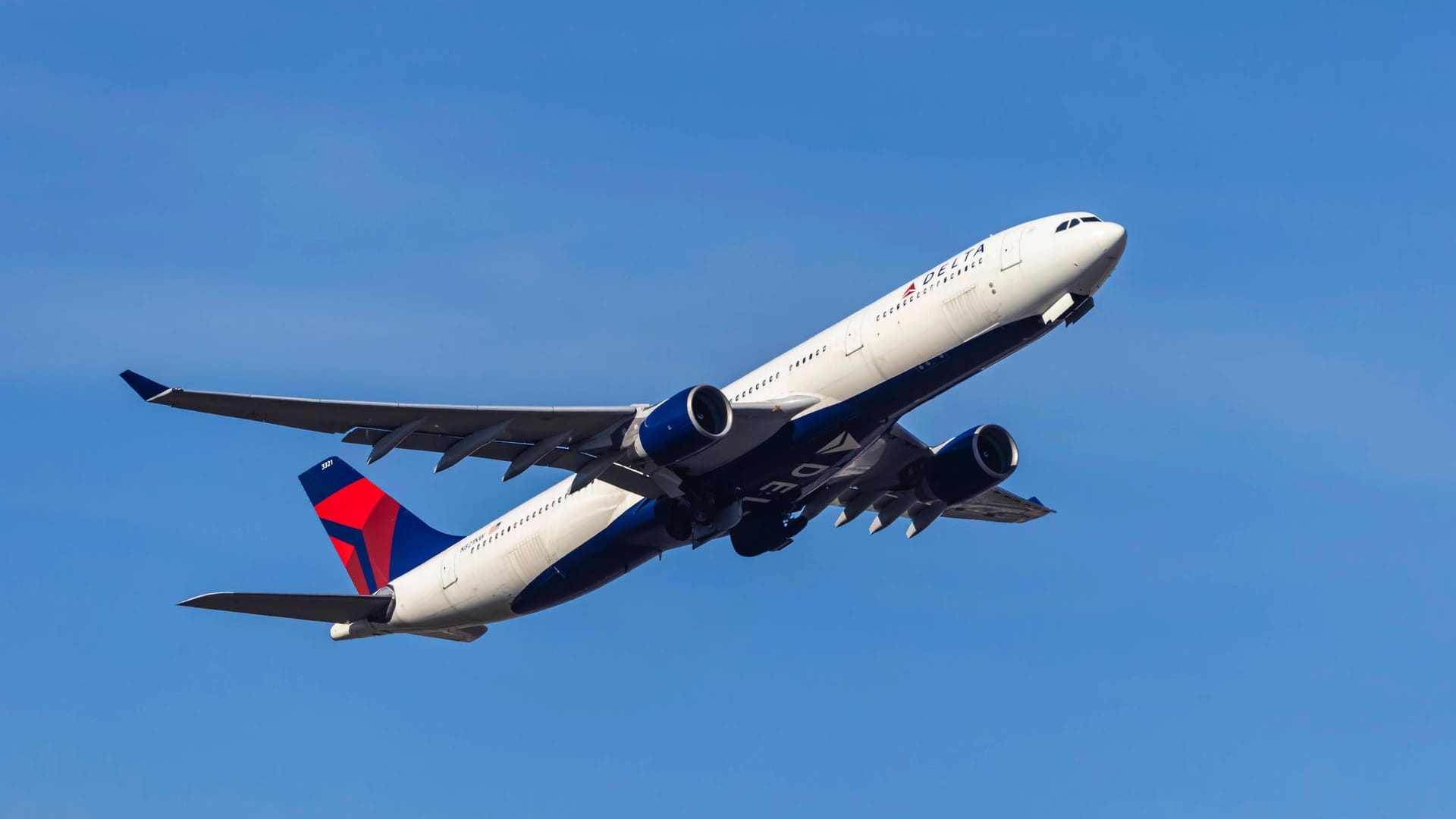 Eine Maschine der Fluggesellschaft Delta (Symbolbild). Wegen eines renitenten Passagiers musste ein Flug in den USA unterbrochen werden. Eine Maschine der Fluggesellschaft Delta (Symbolbild). Wegen eines renitenten Passagiers musste ein Flug in den USA unterbrochen werden.