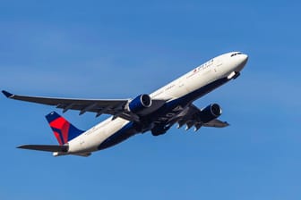 Eine Maschine der Fluggesellschaft Delta (Symbolbild). Wegen eines renitenten Passagiers musste ein Flug in den USA unterbrochen werden.