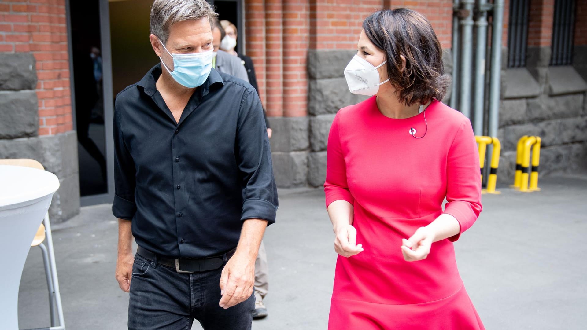 Annalena Baerbock und Robert Habeck, Bundesvorsitzender von Bündnis 90/Die Grünen, gehen in die Veranstaltungshalle bei der Bundesdelegiertenkonferenz. In Umfragen verlieren die Grünen derzeit dramatisch.