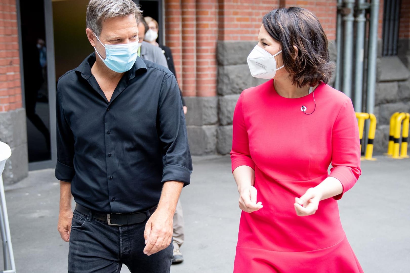 Annalena Baerbock und Robert Habeck, Bundesvorsitzender von Bündnis 90/Die Grünen, gehen in die Veranstaltungshalle bei der Bundesdelegiertenkonferenz. In Umfragen verlieren die Grünen derzeit dramatisch.