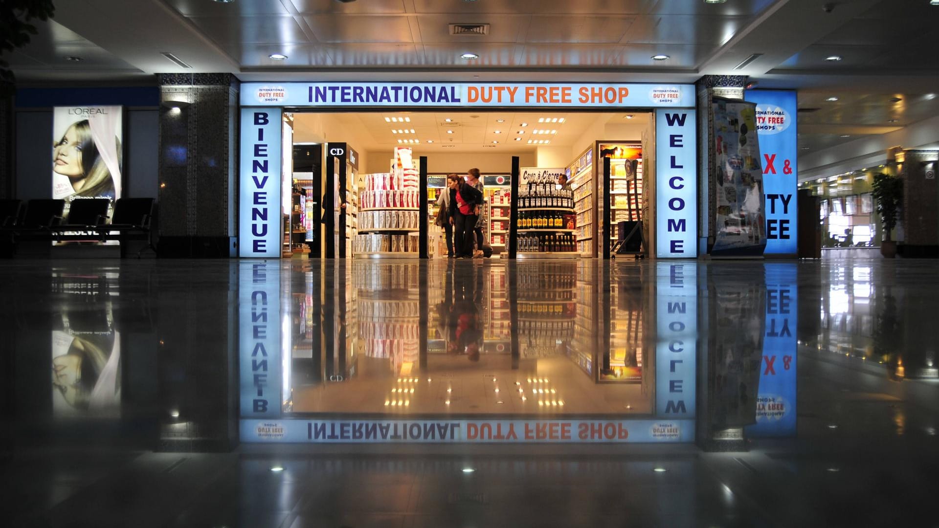 Der Eingang zu einem Duty-Free-Shop an einem Flughafen (Symbolbild). In Südafrika haben offenbar Diplomaten den steuerfreien Einkauf missbraucht. Der Eingang zu einem Duty-Free-Shop an einem Flughafen (Symbolbild). In Südafrika haben offenbar Diplomaten den steuerfreien Einkauf missbraucht.