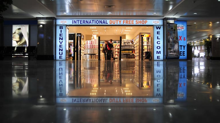 Der Eingang zu einem Duty-Free-Shop an einem Flughafen (Symbolbild). In Südafrika haben offenbar Diplomaten den steuerfreien Einkauf missbraucht.