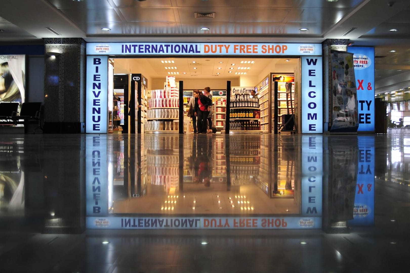 Der Eingang zu einem Duty-Free-Shop an einem Flughafen (Symbolbild). In Südafrika haben offenbar Diplomaten den steuerfreien Einkauf missbraucht.