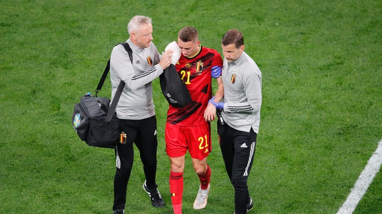 Der belgische Spieler Tomothy Castagne wird vom Platz geführt. Er hatte sich bei einem Kopfballduell verletzt.